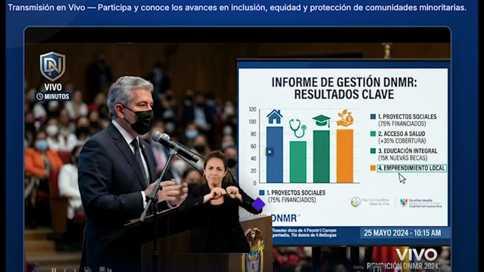 Transmisión en vivo de un acto institucional con una intérprete de señas en ventana flotante