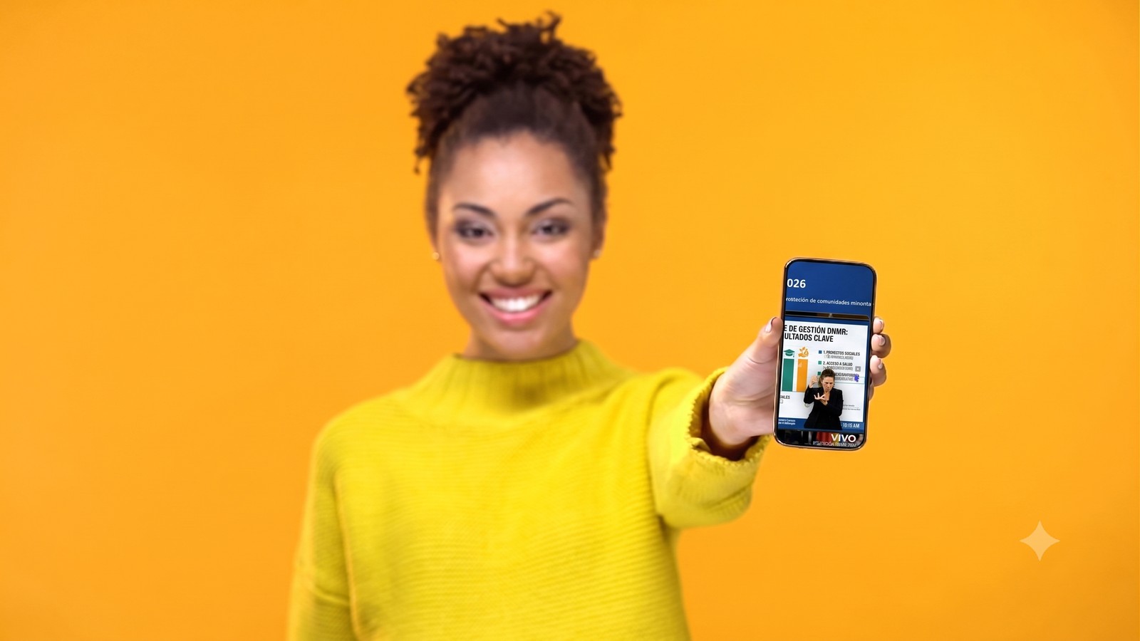 Mujer mostrando la transmisión con intérprete en la pantalla de su celular