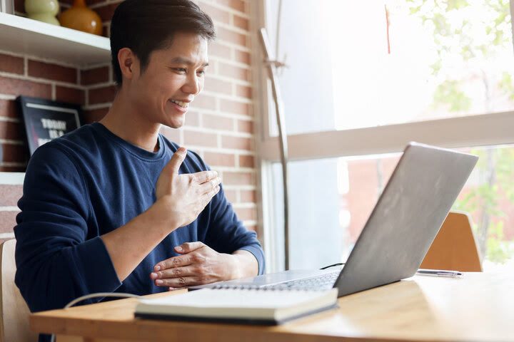 Estudiante practicando señas en videollamada